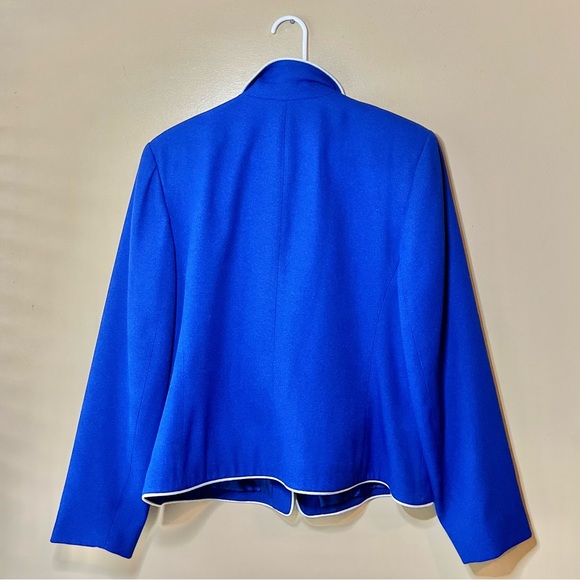 Pendleton Classic Jacket | Women’s Outer Wear | Timeless Elegance - Picture 4 of 6